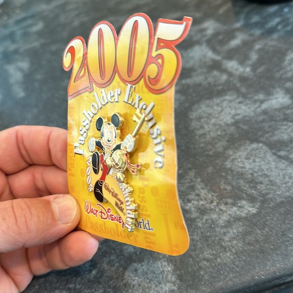 Disney 2005 Passholder Exclusive, Mickey Mouse Disney Pin. Original owner. - Picture 2 of 6